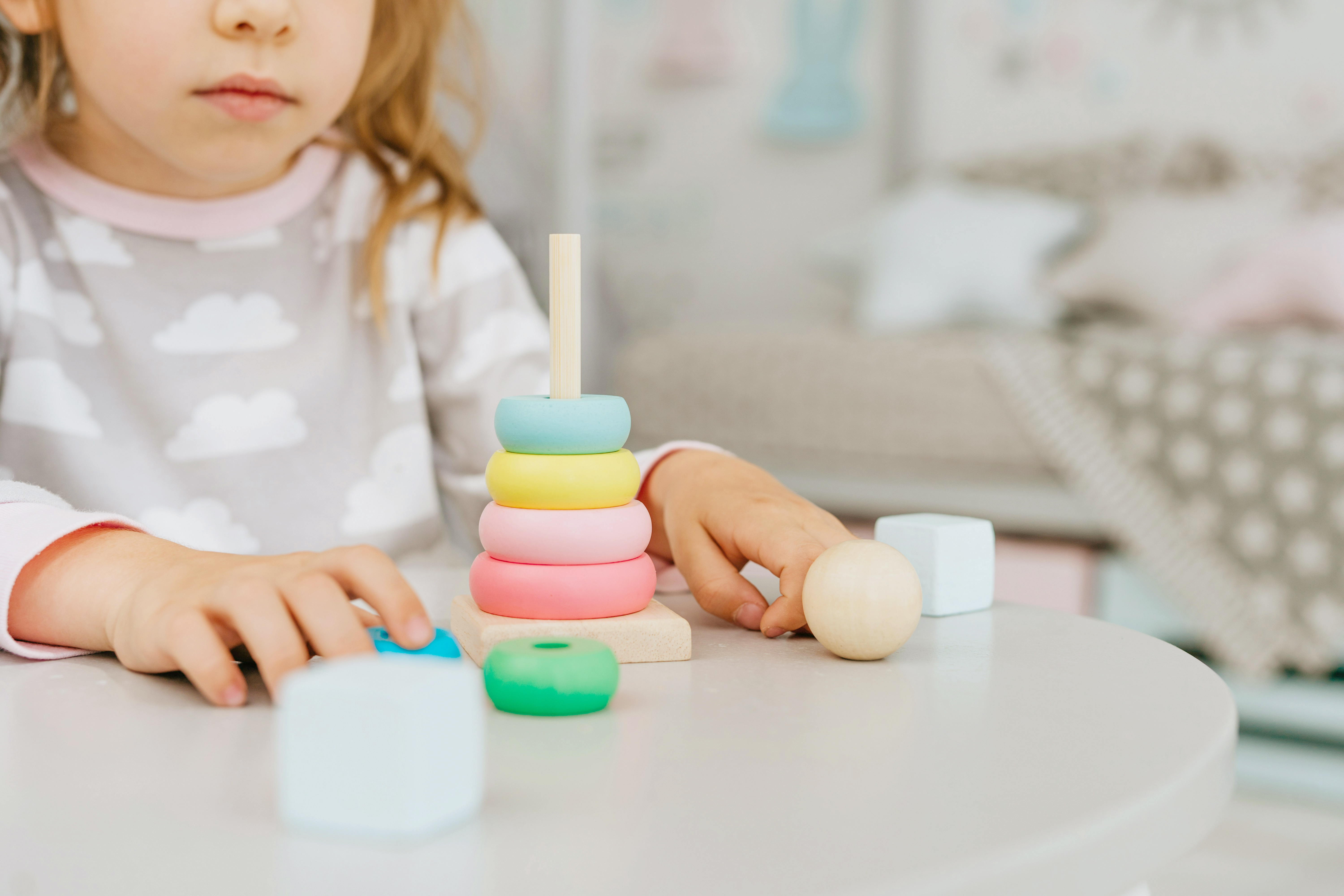 Jeune enfant jouant avec des jouets